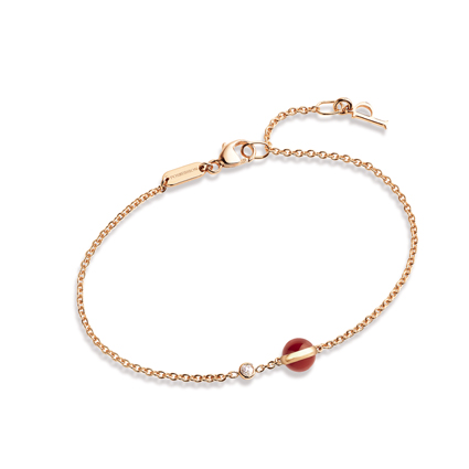 Piaget Possession系列,18K玫瑰金鑲嵌單顆圓形美鑽及單顆紅玉髓圓珠手鍊,約 36,500元。